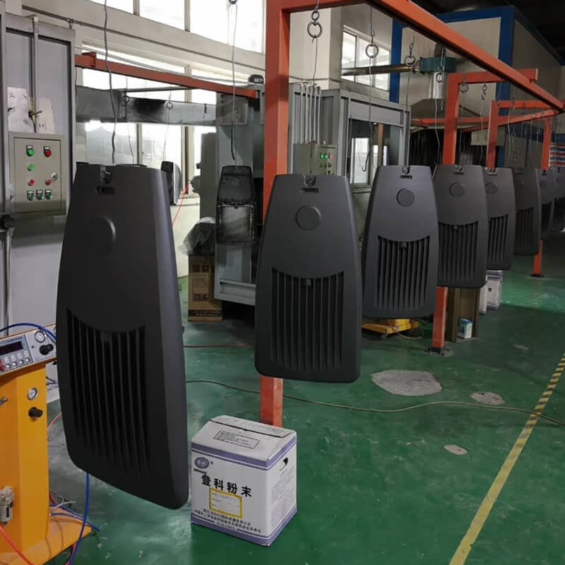 How to spray powder on LED street light housing ? כיצד לרסס אבקה על בית תאורת רחוב LED?